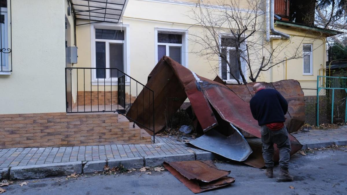 Стихия не щадит: последствия ураганного ветра в городе Ялта