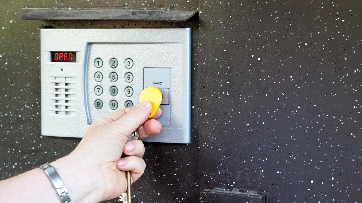 В Крыму мошенники воруют личные данные под предлогом “обязательной замены домофона”