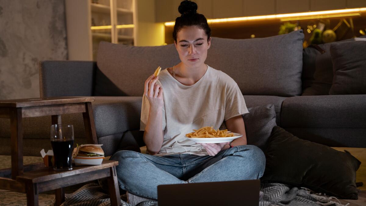 Как перестать переедать вечером: действенные стратегии против ночных перекусов