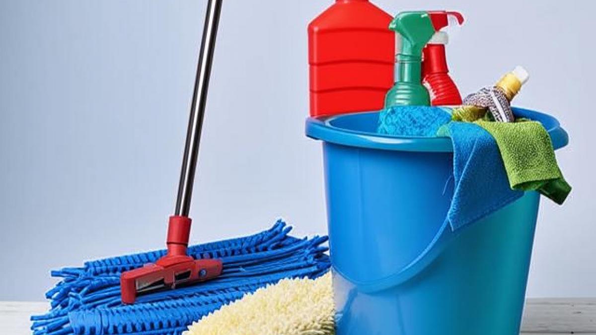 Уборка без лишней влаги: лайфхак с пульверизатором и шваброй из микрофибры