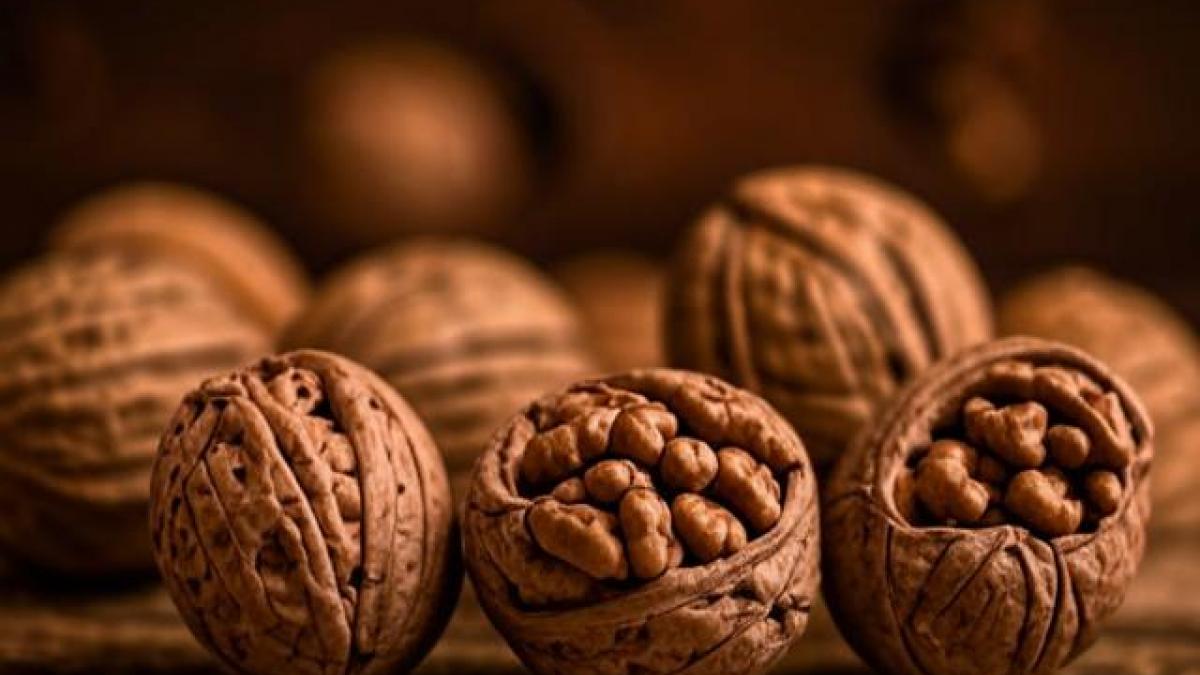 Как быстро и легко очистить грецкие орехи