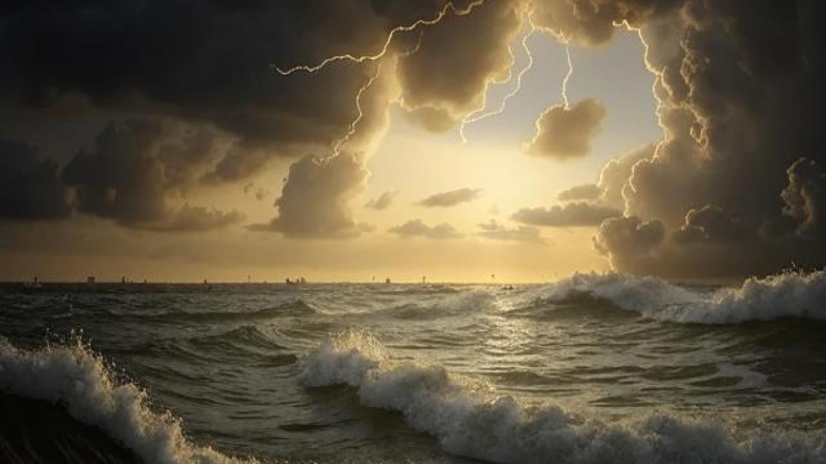 Штормовое предупреждение в Крыму: сильные дожди, мокрый снег и ветер до 30 м/с